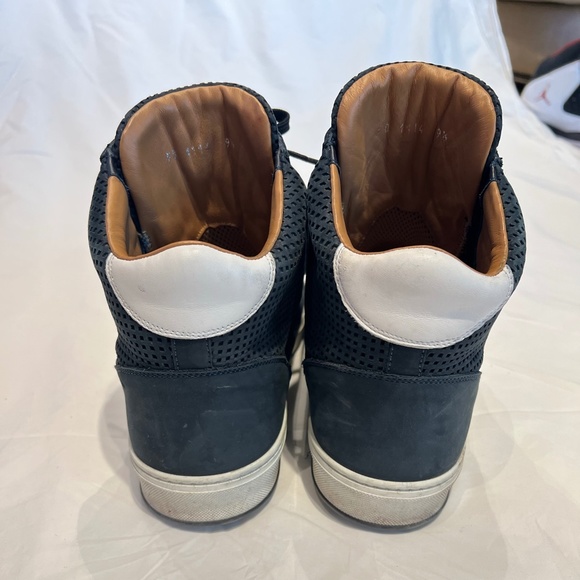 Louis Vuitton Sneakers - Picture 2 of 4